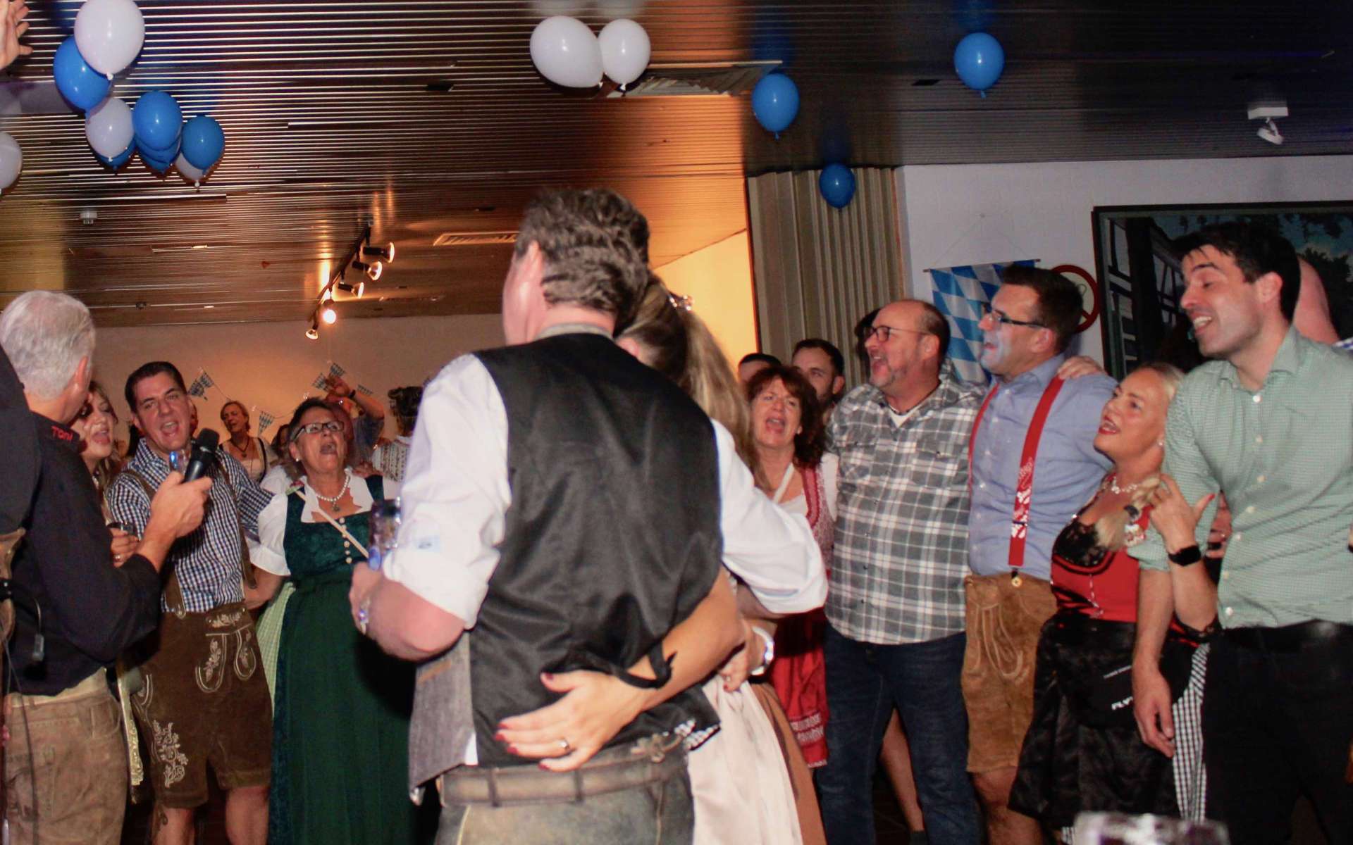 Volle Tanzfläche beim Oktoberfest