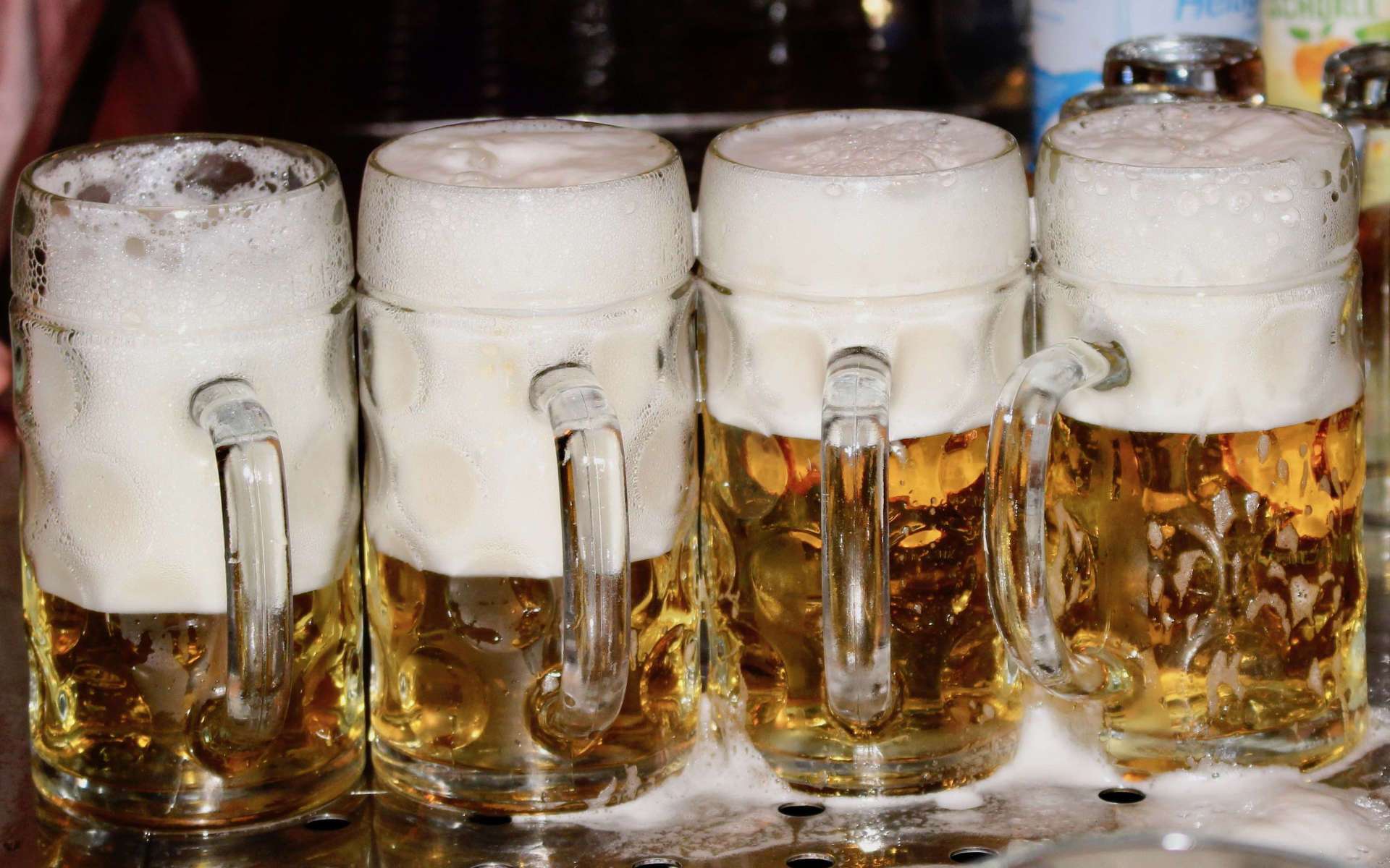 Volle Bierkrüge auf dem Tisch beim Oktoberfest