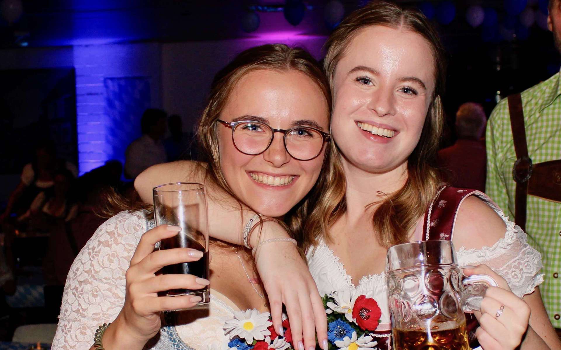 Zwei junge Frauen im Dirndl beim Oktoberfest