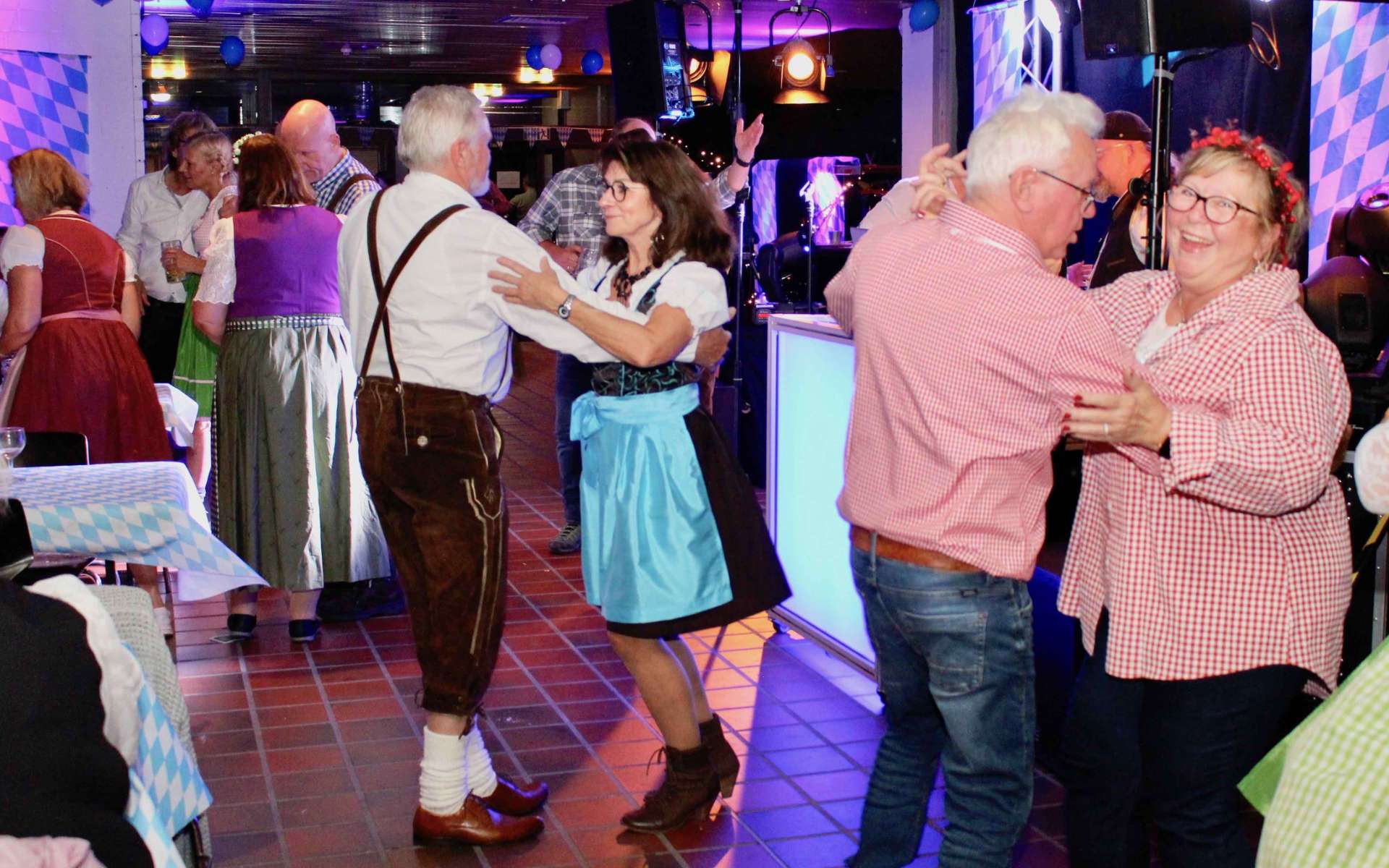 Tanzende Paare in Tracht beim Oktoberfest
