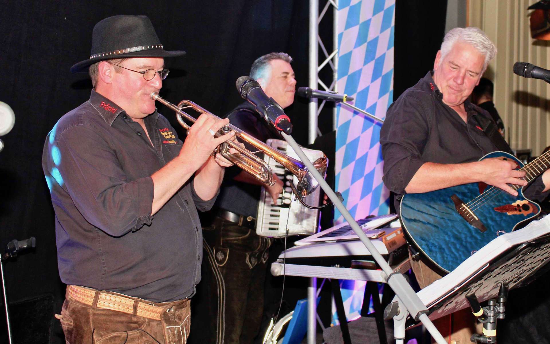 Musiker mit Trompete und Gitarre beim Oktoberfest