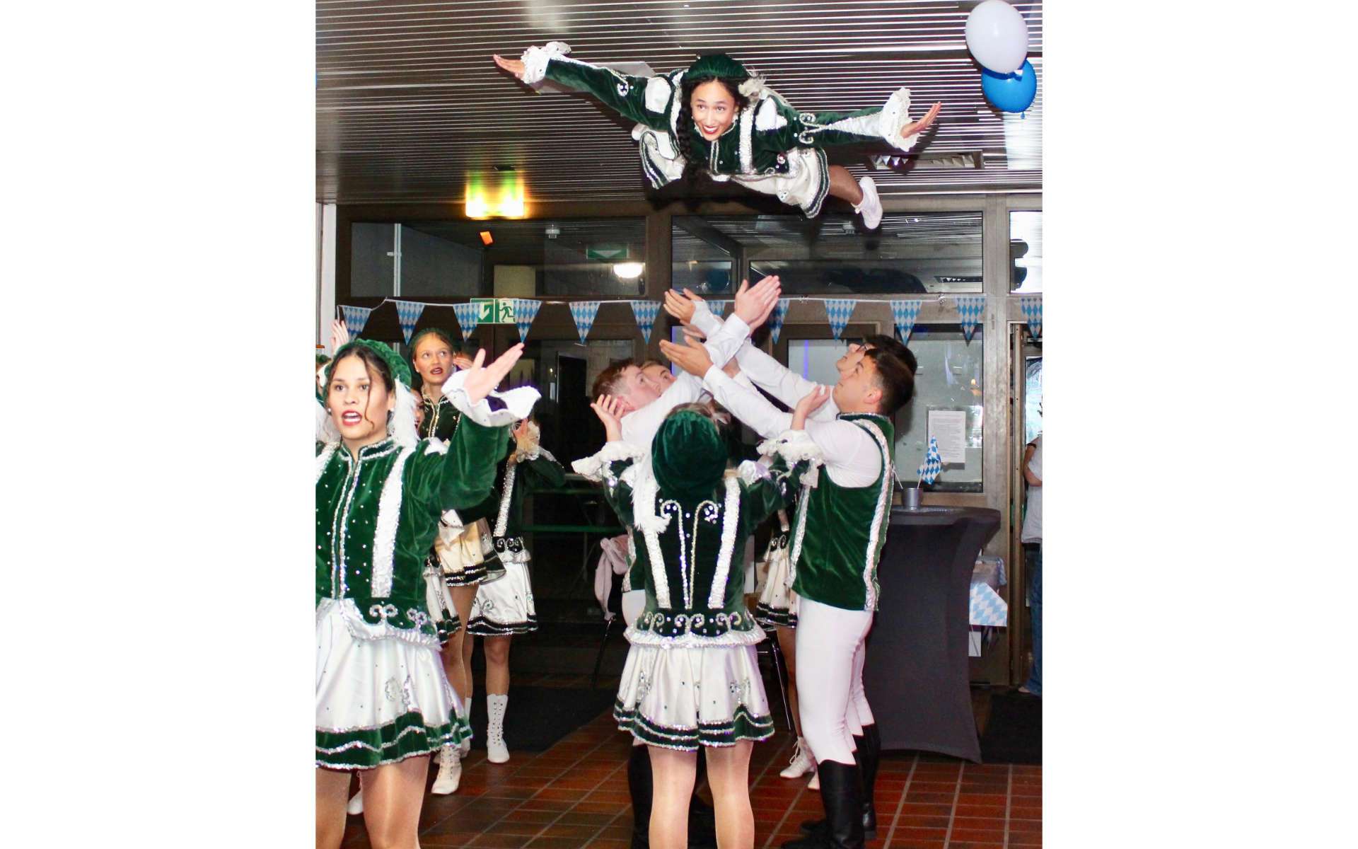 Tanzgarde in grün-weißen Uniformen beim Oktoberfest