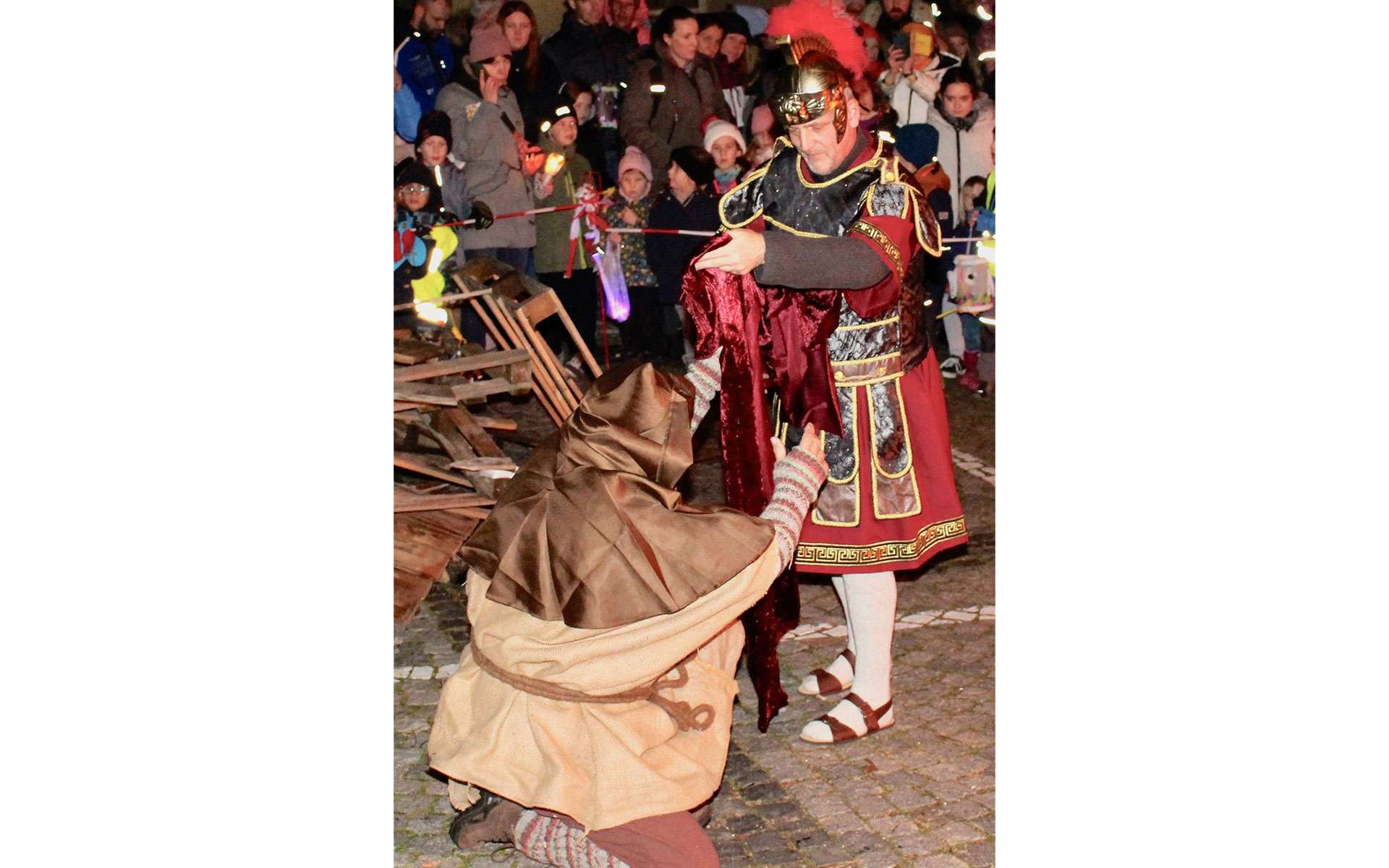 Sankt Martin als römischer Soldat teilt seinen Mantel mit dem Bettler