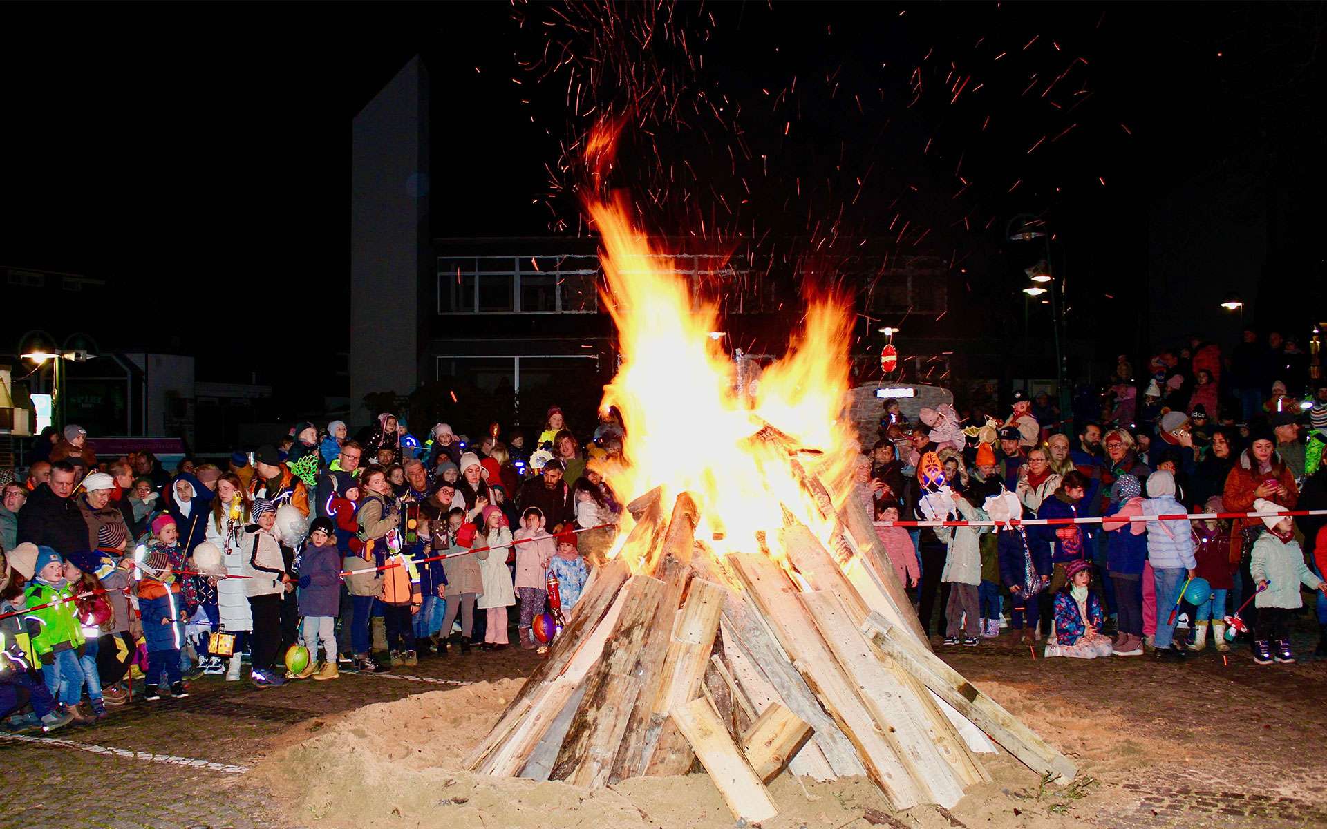Martinsfeuer am Abend mit vielen Kindern und Eltern
