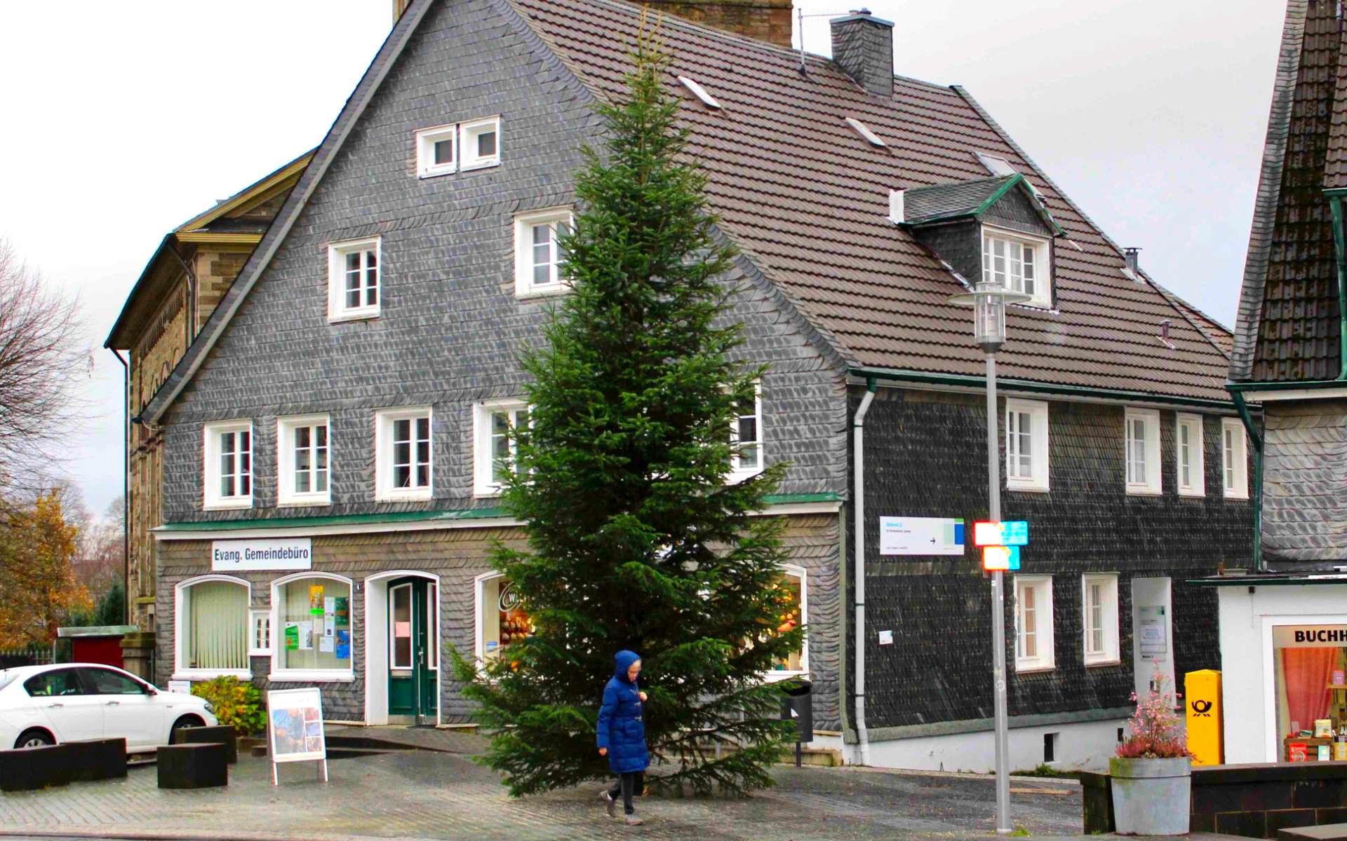 Weihnachtsbaum vor einem Schieferhaus in der Innenstadt